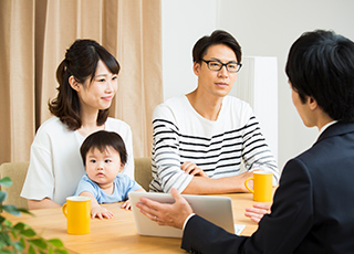 イベントに参加する家族のイメージ写真